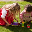 Letizia is showing Eric how to make bubbles.