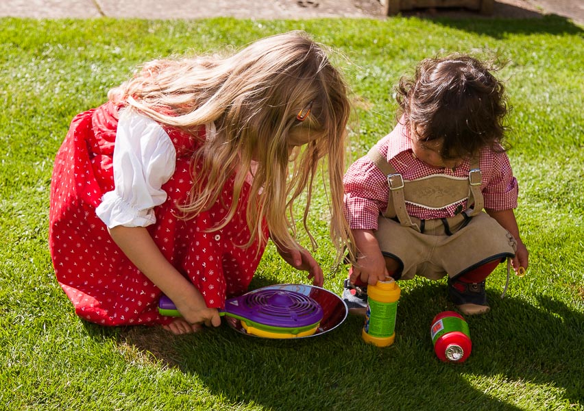 Letizia is showing Eric how to make bubbles.